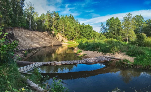 Bela Paisagem Rio Florestal Com Ponte Reflexões Nuvens Árvores Bielorrússia — Fotografia de Stock
