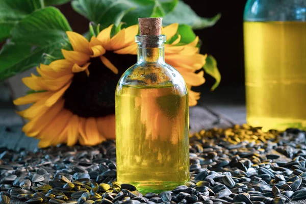 新鮮なひまわり油 種子や背景にヒマワリのボトル — ストック写真