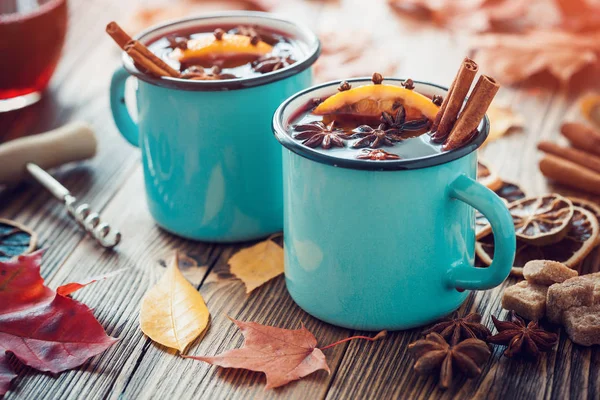 Glühwein Blau Emaillierten Bechern Mit Gewürzen Und Zitrusfrüchten Auf Holztisch — Stockfoto