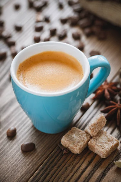 Φλιτζάνι Καφέ Espresso Κύβους Ζάχαρης Κόκκοι Καφέ Και Μπαχαρικά Ξύλινη — Φωτογραφία Αρχείου