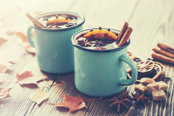 Glühwein Blauwe Geëmailleerde Rustieke Mokken Met Kruiden Houten Tafel Met — Stockfoto