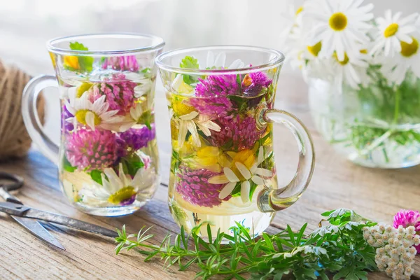 Two Glass Cups Healthy Herbal Tea Medicinal Herbs Table — Stock Photo, Image