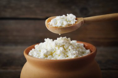 Süzme peynir rustik vintage toprak kap ve tahta kaşık.