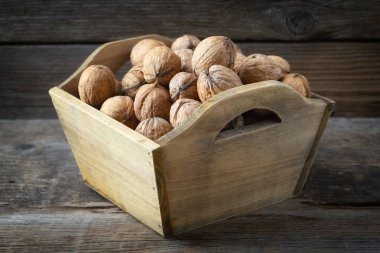 Ceviz ahşap masa üzerinde tahta bir sandık içinde.