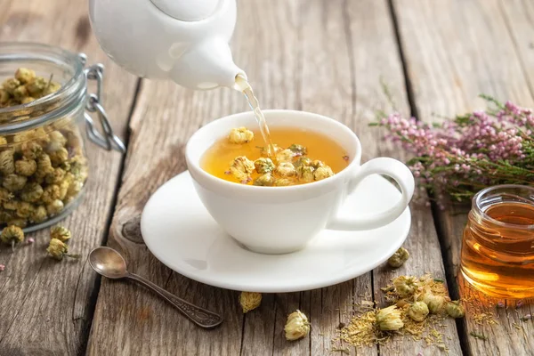 Gesunder Kamillentee Weiße Tasse Gegossen Teekanne Kleines Honigglas Heidekrautstrauß Und — Stockfoto