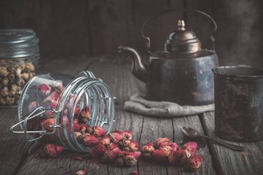 Vintage Çaydanlık, sağlıklı bitkisel çay ve kuru gül tomurcukları ve daisy şifalı otlar çay cam kavanoz.