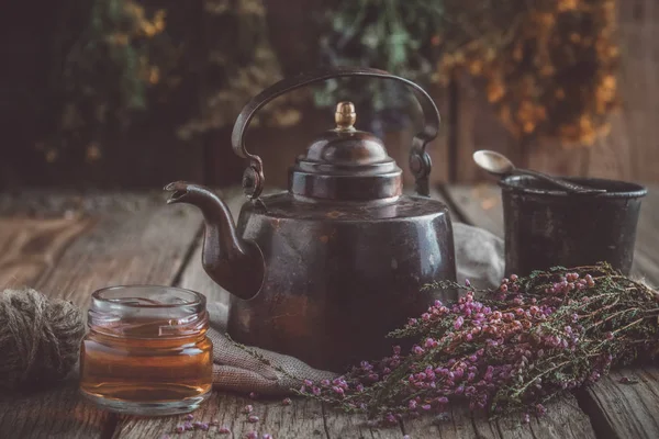 一杯健康ハーブ茶 小さな蜂蜜の瓶 ヒースの束と背景に薬効があるハーブの束のヴィンテージ ティーポット — ストック写真