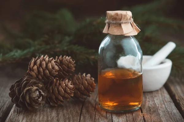 Aceite Aromático Abeto Aceite Esencial Pino Una Botella Vidrio Conos —  Fotos de Stock