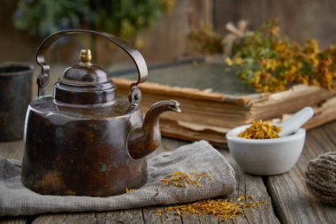 Vintage Çaydanlık, harç sağlıklı şifalı otlar, eski kitap ve Hypericum - St Johns wort Grup.