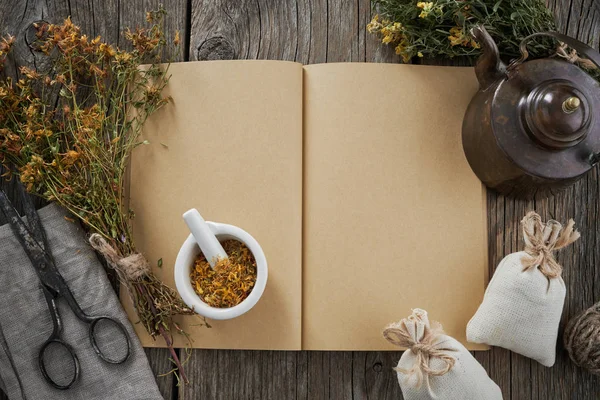 打开空的医疗食谱书 Hypericum 圣约翰麦汁束 砂浆和老式茶壶 顶部视图 — 图库照片