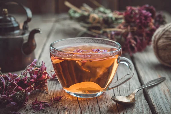 木桌上的健康紫锥菊茶 干椰子草本植物和老式茶壶 — 图库照片