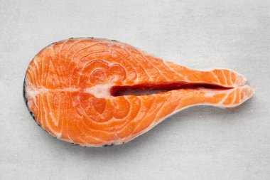 Taze çiğ somon steak doğal açık gri renk taş zemin üzerine balık. Üstten görünüm.  