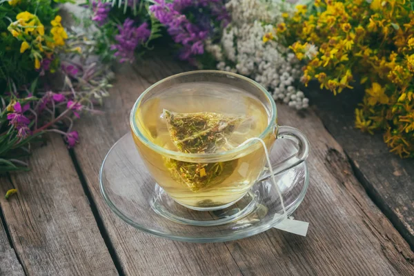 Стеклянная Чашка Чая Пакетиком Здорового Травяного Чая Пучками Лекарственных Трав — стоковое фото