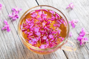 Fireweed sağlıklı bitki çayı. Kupa chamerion çay, üstten görünüm.