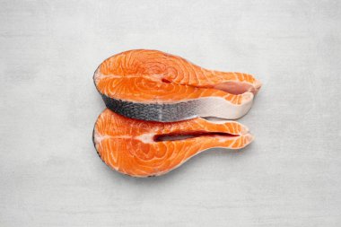 Biftek doğal taş zemin üzerine iki çiğ Somon balık. Üstten görünüm.  