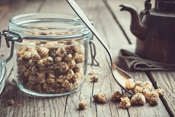 Glas Mit Trockenen Gesunden Kamillenknospen Löffel Und Vintage Teekanne Auf — Stockfoto