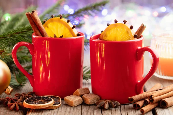 Röda Muggar Varm Glögg Med Kryddor Och Citrusfrukter Julgran Grenar — Stockfoto