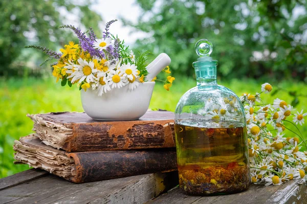 Mortier Herbes Médicinales Bouteille Huile Essentielle Saine Infusion Vieux Livres — Photo