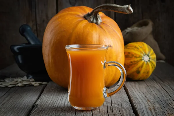 Copa Vidrio Jugo Calabaza Fresca Calabazas Mesa Mortero Saco Semillas — Foto de Stock