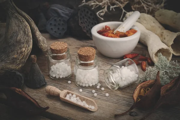 Lahve Homeopatické Globule Malty Sušených Chilli Pepper Suché Kořeny Ořechů — Stock fotografie