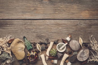 Kurutulmuş yosun, Kuru kökleri, fındık kabuğu, hindistancevizi, bitkiler, okaliptüs, lotus tohumlar, şişe infüzyon ve Homeopatik globülleri, harç ve havaneli. Üstten Görünüm. Metin için yer kopyalayın.