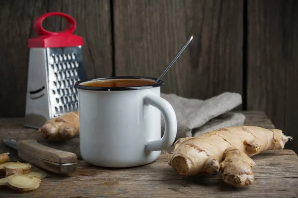 健康的姜茶杯 木桌上的生姜根和磨碎器 — 图库照片