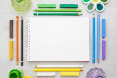 Boş kağıt sayfası sketchbook, suluboya, akrilik ve yağlı boya, kalem, pastel boyalar.