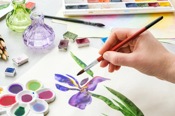 Iris flor e equipamentos artísticos na mesa. Vista superior. Desenho de pintor no local de trabalho . — Fotografia de Stock