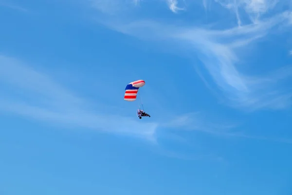 Pilota deltaplano su uno sfondo cielo blu . — Foto Stock