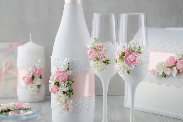 Hochzeitsset: Champagnerflasche, Gläser, Kerze, Hochzeitsalbum, Einladungen. — Stockfoto