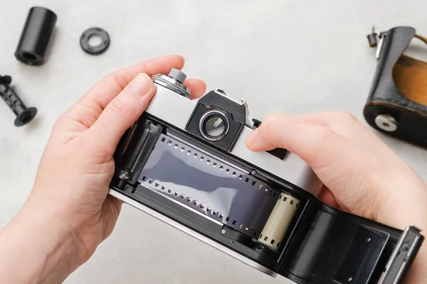 Mãos carregando filme em câmera SLR retro . — Fotografia de Stock