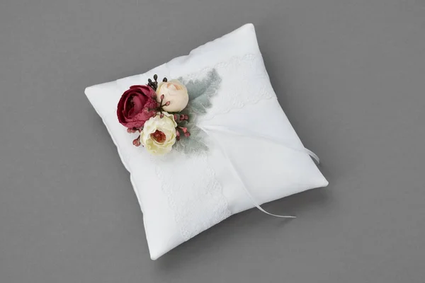 Hochzeitskissen für mit Blumen dekorierte Ringe. — Stockfoto