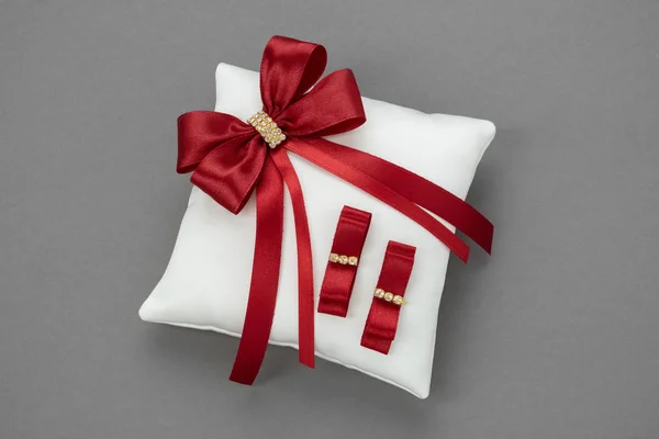 Wedding Pillow for Rings decorated with red ribbons. — Stock Photo, Image