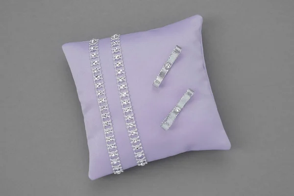 Пурпурная свадебная подушка для колец . — стоковое фото