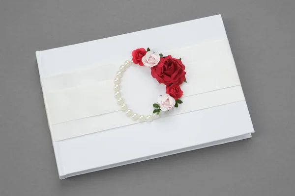 Hochzeitsalbum mit Rosen und Perlen dekoriert. — Stockfoto