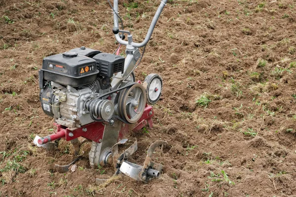 Rototiller da giardino per coltivazione . — Foto Stock