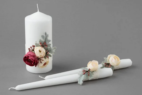 Três velas decoradas com flores em fundo cinza . — Fotografia de Stock