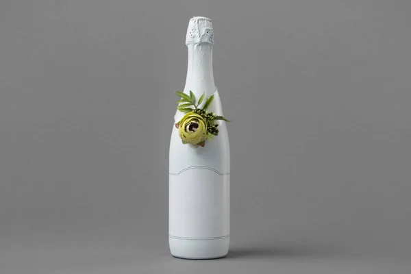 Boda botella de champán con etiqueta en blanco. Botella decorada con rosas, perlas y cinta. Copiar espacio para texto . —  Fotos de Stock