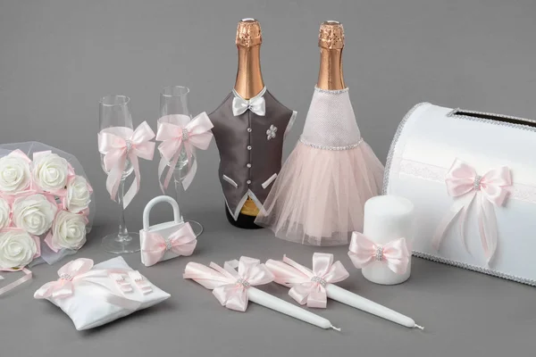 Hochzeitsaccessoires: verzierte Champagnerflaschen, Weingläser, Kerzen, Geld- und Wunschschachtel, Hochzeitsschloss, Blumenstrauß und Kissen für Ringe. — Stockfoto