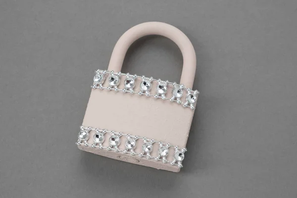 Ornate wedding Padlock decorated with rhinestones on gray backgr — Stock Photo, Image