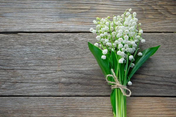 Maiglöckchen auf Holzgrund. Ansicht von oben. — Stockfoto