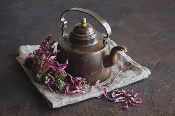 Teko tembaga vintage teh echinacea sehat dan koneflower kering . — Stok Foto