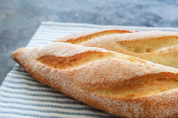 Dos baguettes recién horneadas en una servilleta de lino . — Foto de Stock