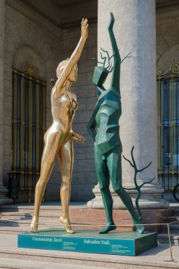 Lenina caddesindeki Ulusal Sanat Müzesi'ndeki Salvador Dali sergisinin bir parçası olarak Salvador Dali'nin Terpsichore'a Saygısı, Minsk, Beyaz Rusya.