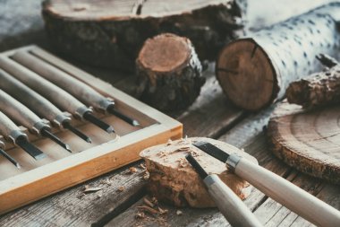 Ahşap oyma ve ahşap tezgah üzerinde ağaçlar kesim için ahşap işleme araçları ayarlayın.