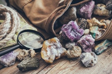 Mineral taşlar toplama ve jeolog kiti - sırt çantası, harita, büyüteç, halat.