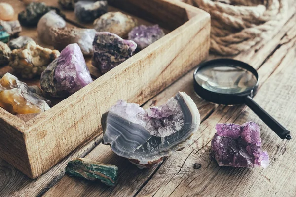 Mineral collection. Set from mineral stones: turquoise, morion, smoky quartz, rhinestone, chalcedony, amethyst, agate, onyx, chalcedony in box and magnifying glass. — Stock Photo, Image