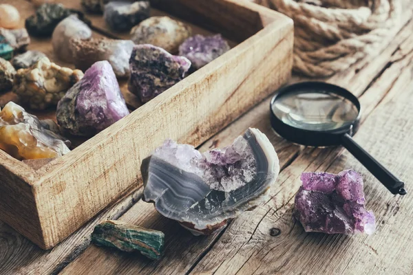 Mineraliensammlung. Set aus Mineralsteinen: Türkis, Morion, Rauchquarz, Strass, Chalcedon, Amethyst, Achat, Onyx, Chalcedon in Box und Lupe. — Stockfoto