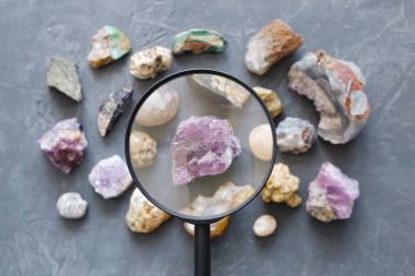 Mineral taşlardan ayarlayın, Üst görünüm. Ön planda ve odakta florit ve büyüteç.