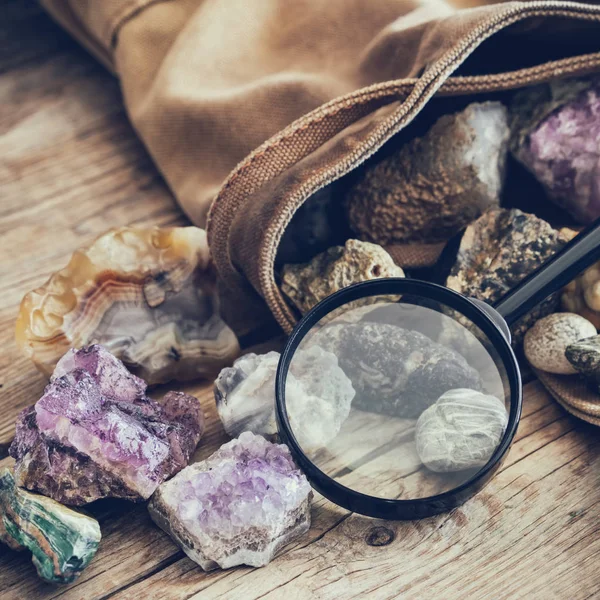 Minerální kameny: tyrkysová, Morion, popelavý křemen, rhineston, chalcedon, fluorit, Agát, ametyst, Onyx, chalcedon a Lupa a batoh geologů. — Stock fotografie